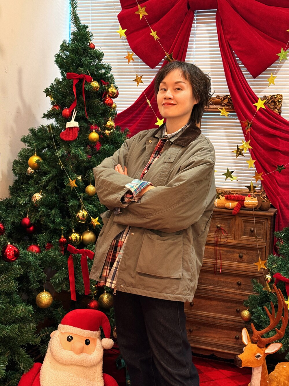 グレー系のトップス、ホワイト系のシューズを着用したレディースの冬コーディネートの2枚目の写真