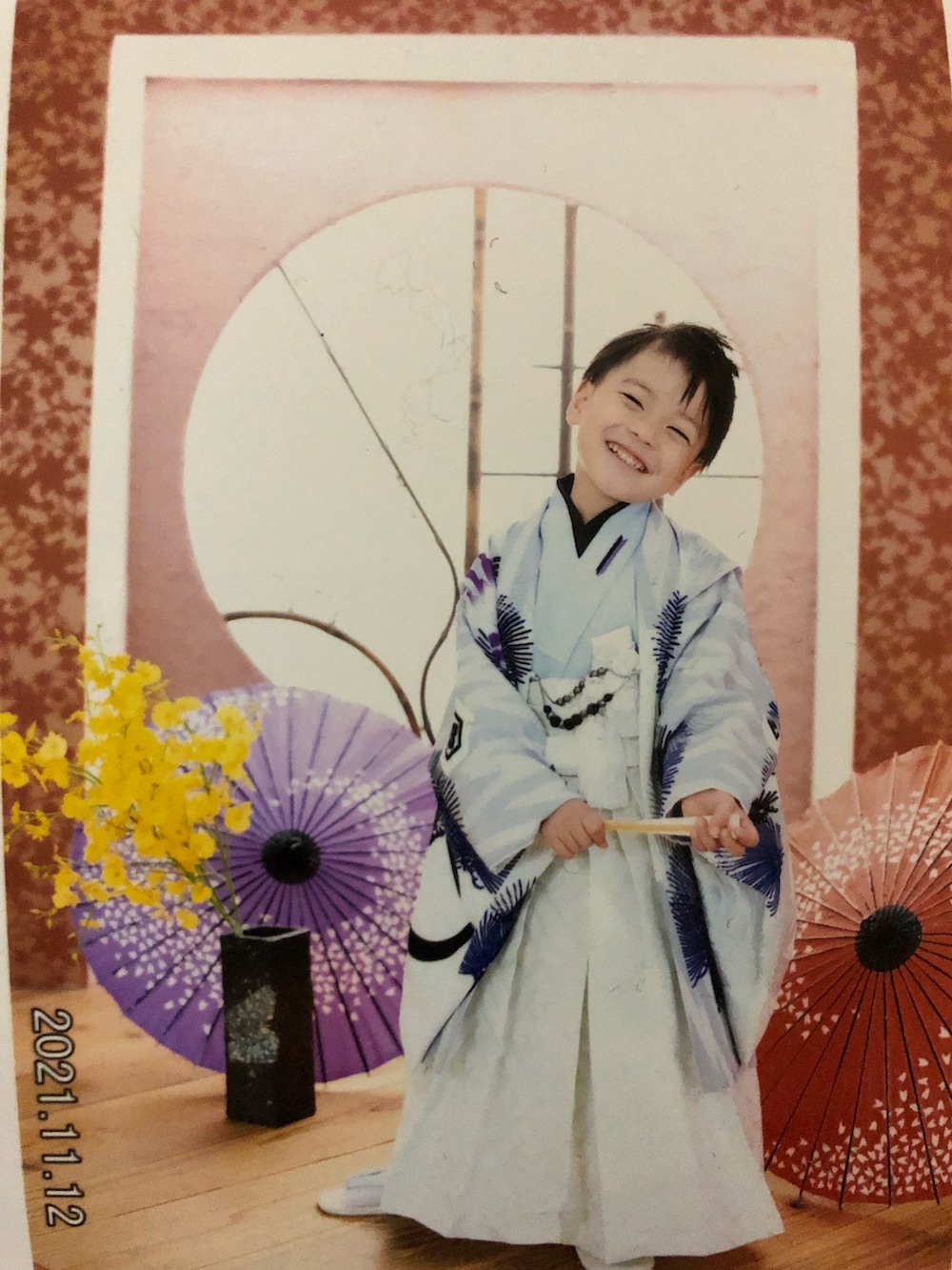 ブラウン系のブーツ、ブラウン系のスーツパンツ、ブラウン系のスーツベストを着用したキッズの秋コーディネートの2枚目の写真