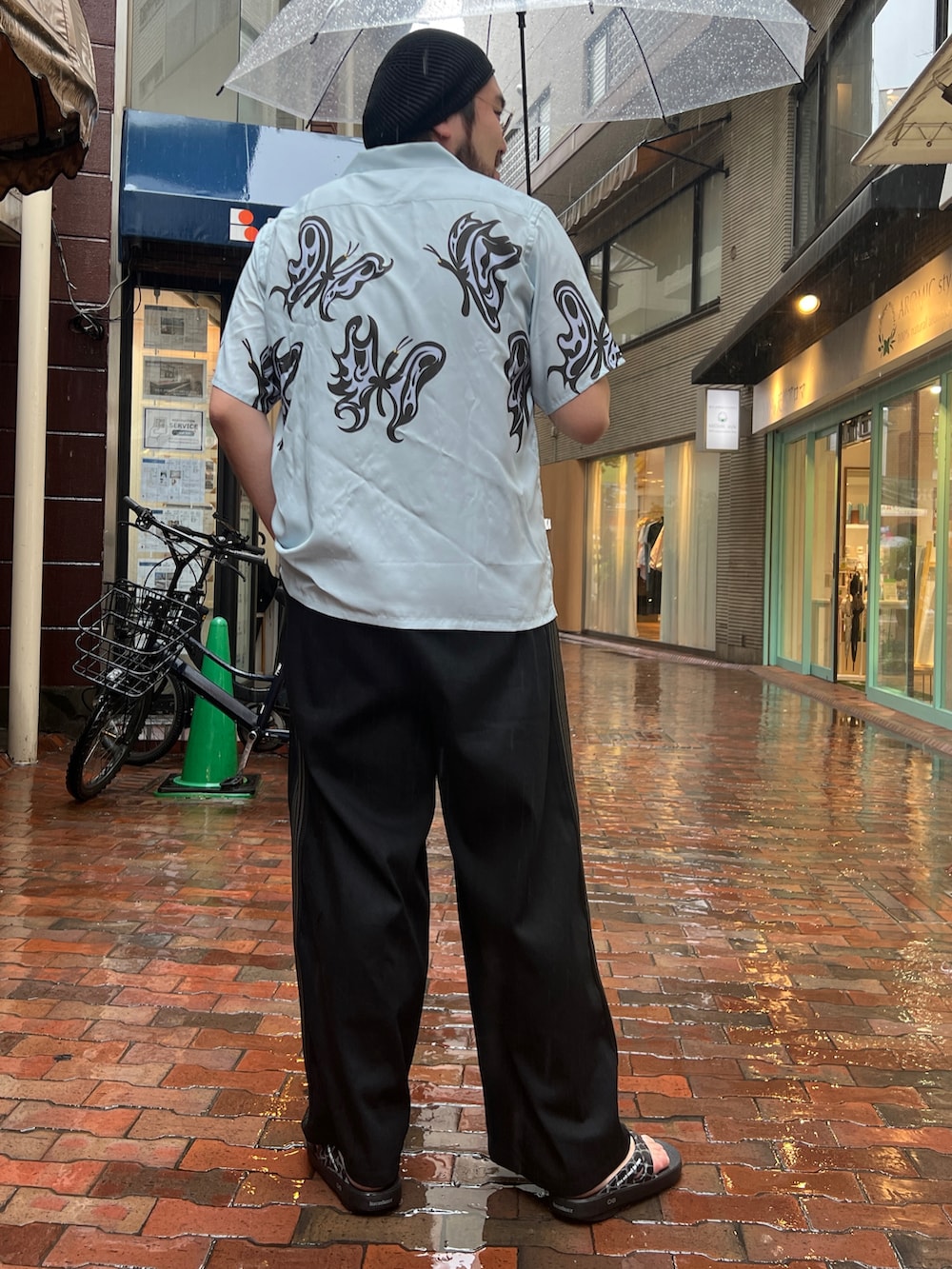「やっぱり帽子が好き、柄シャツ、サングラス、ワイドパンツ、サンダル、シャツスタイル」｜「Needlesのアイテム（トップス、ブルー系）」を使った、胸毛王子さん（メンズ・182cm）の春コーディネートの3枚目の写真