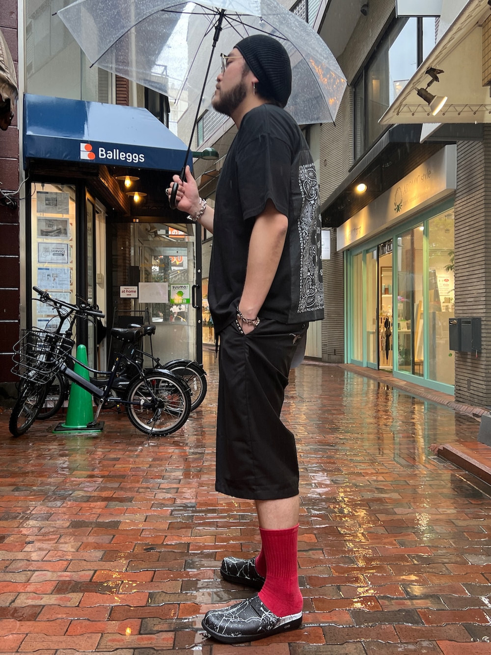 「やっぱり帽子が好き、サンダル、夏服、メガネ男子、差し色コーデ」｜「OOFOSのOOFOS x Children of the discordance / x OOcloog コラボ ウークロッグ サンダル（サンダル、ブラック系）」を使った、胸毛王子さん（メンズ・182cm）の春コーディネートの2枚目の写真