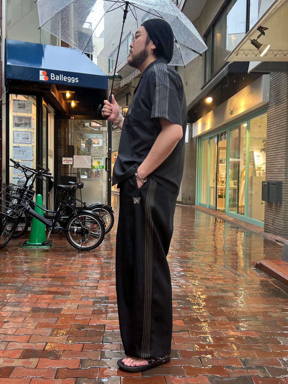 「やっぱり帽子が好き、サングラス、柄シャツ、ワイドパンツ、サンダル、シャツスタイル、ブラックコーデ」｜「Children of the discordanceのアイテム（サンダル、ブラック系）」を使った、胸毛王子さん（メンズ・182cm）の春コーディネートの2枚目の写真