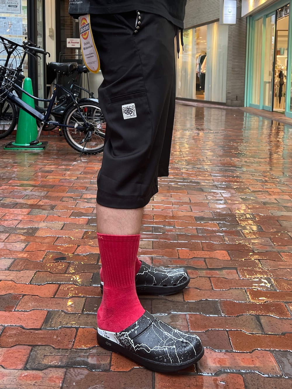 「やっぱり帽子が好き、サンダル、夏服、メガネ男子、差し色コーデ」｜「OOFOSのOOFOS x Children of the discordance / x OOcloog コラボ ウークロッグ サンダル（サンダル、ブラック系）」を使った、胸毛王子さん（メンズ・182cm）の春コーディネートの4枚目の写真