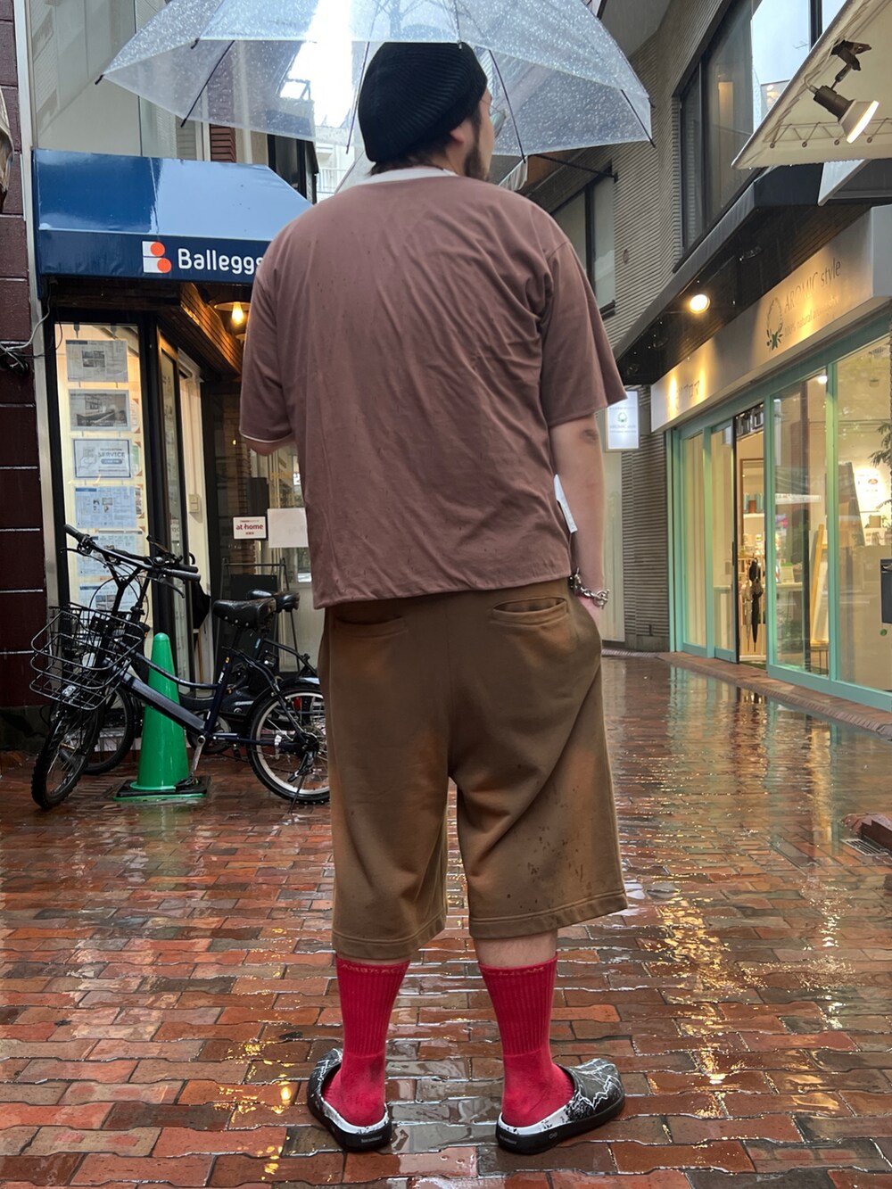 ブラウン系のトップス、グリーン系のその他パンツ、ブラック系のサンダルを着用したメンズの春コーディネートの2枚目の写真