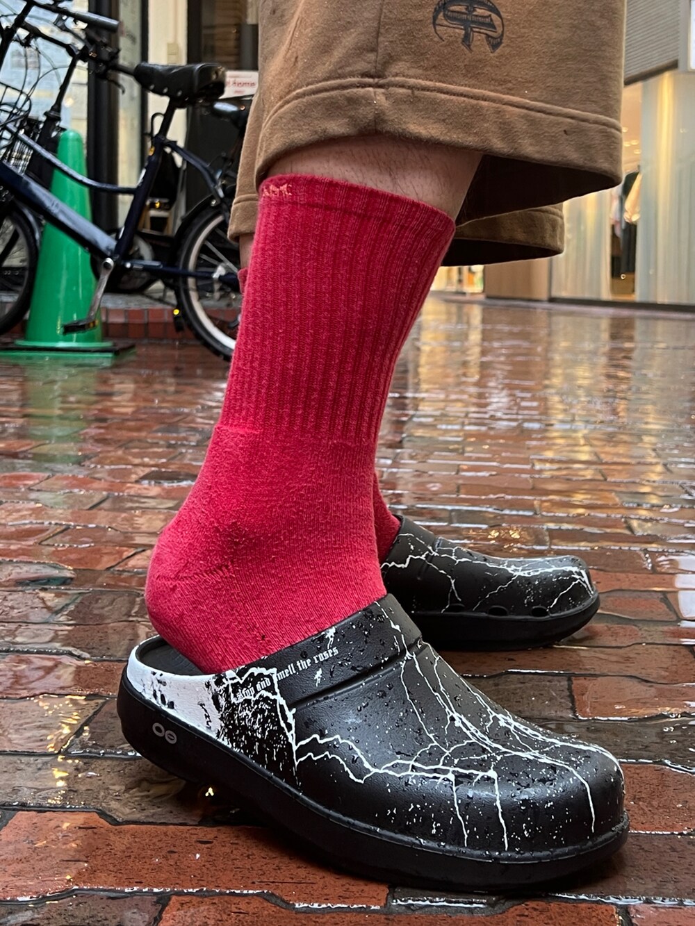 ブラウン系のトップス、グリーン系のその他パンツ、ブラック系のサンダルを着用したメンズの春コーディネートの5枚目の写真