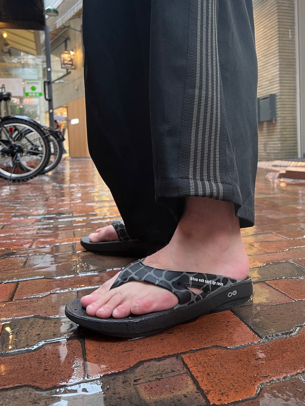 「やっぱり帽子が好き、柄シャツ、サングラス、ワイドパンツ、サンダル、シャツスタイル」｜「Needlesのアイテム（トップス、ブルー系）」を使った、胸毛王子さん（メンズ・182cm）の春コーディネートの5枚目の写真