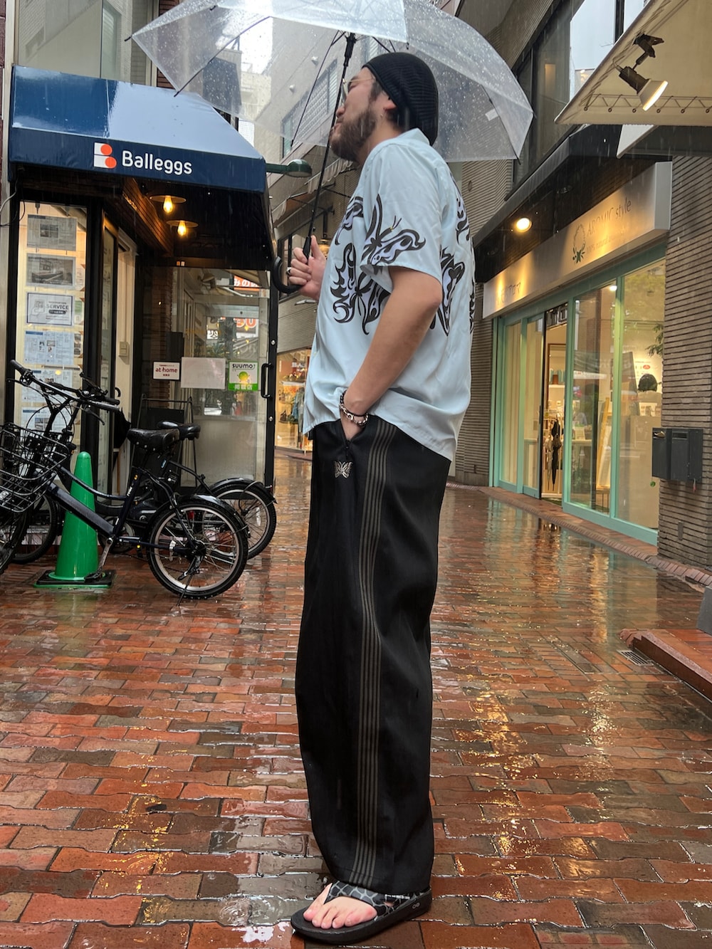 「やっぱり帽子が好き、柄シャツ、サングラス、ワイドパンツ、サンダル、シャツスタイル」｜「Needlesのアイテム（トップス、ブルー系）」を使った、胸毛王子さん（メンズ・182cm）の春コーディネートの2枚目の写真