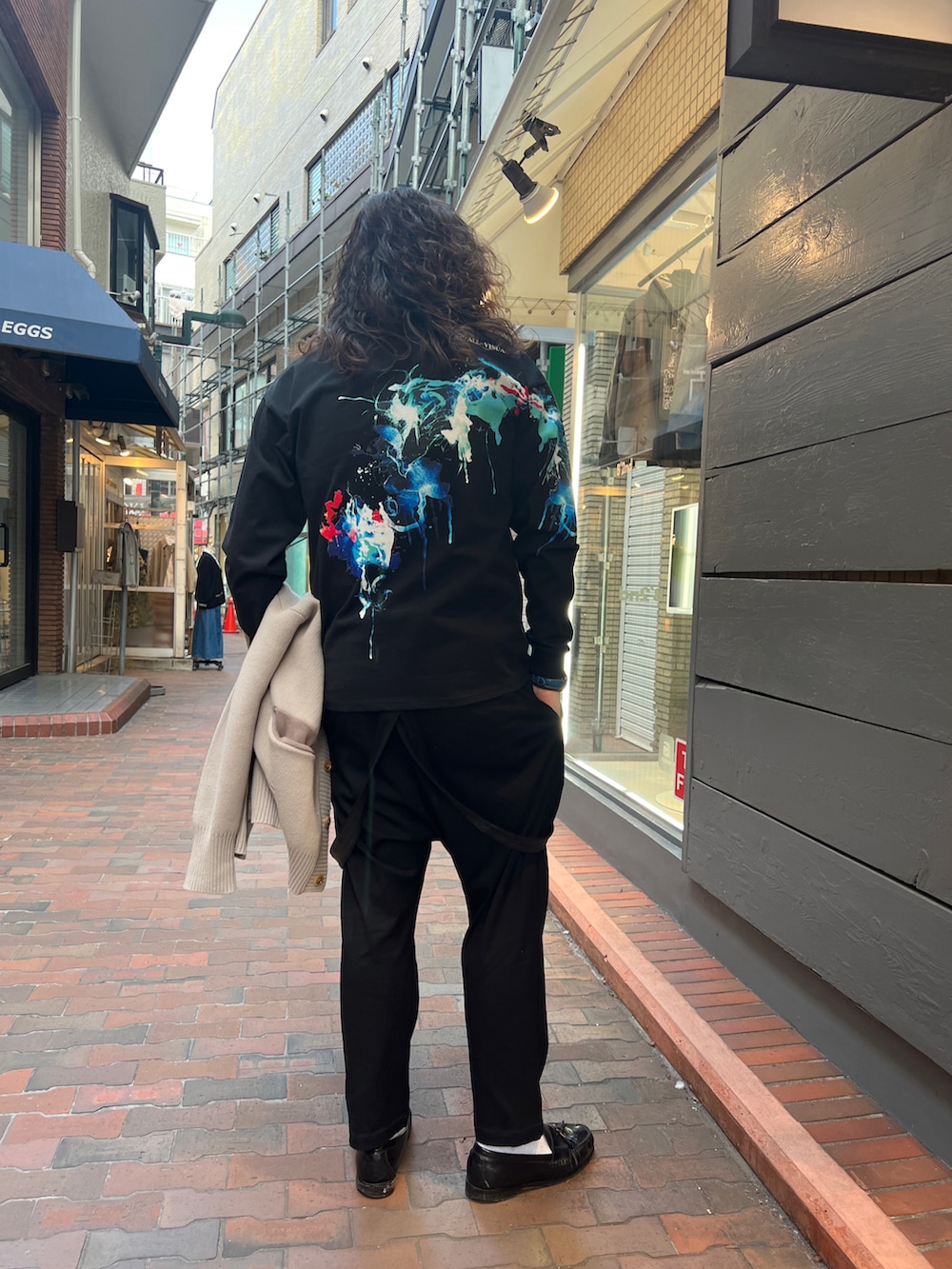 「今日のコーデ、大人コーデ、黒コーデ、春、革靴、ビッグシルエット、カーディガン、サロペット、オーバーオール、タッセルローファー、自由が丘、B2nd、プリントT、ロンT、めがね」｜「ISAMU KATAYAMA BACKLASHのアイテム（サロペット/オーバーオール、ブラック系）」を使った、胸毛王子さん（メンズ・182cm）の冬コーディネートの2枚目の写真