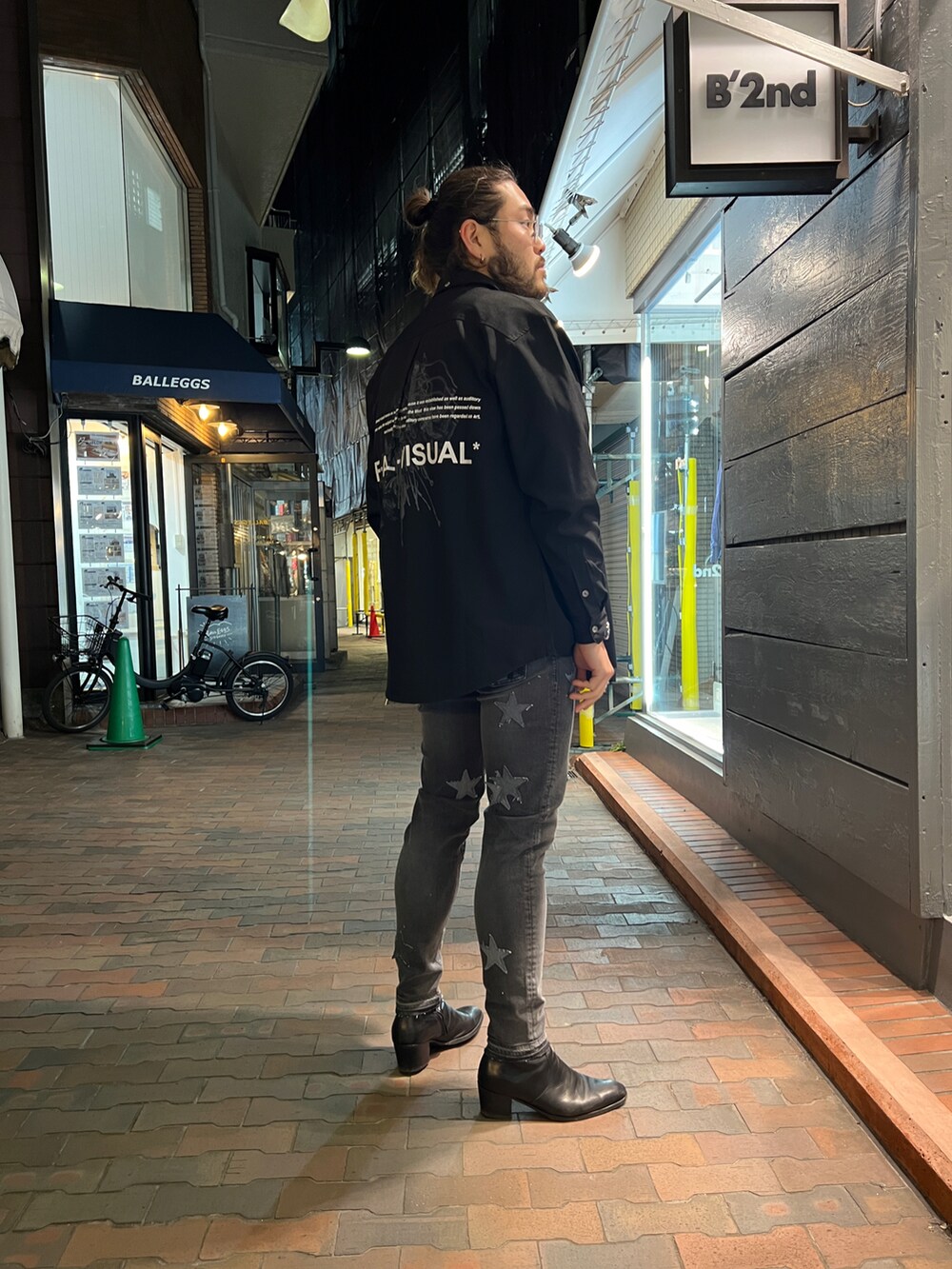 ブラック系のデニムパンツ、ブラック系のシャツ/ブラウスを着用したメンズの春コーディネートの2枚目の写真