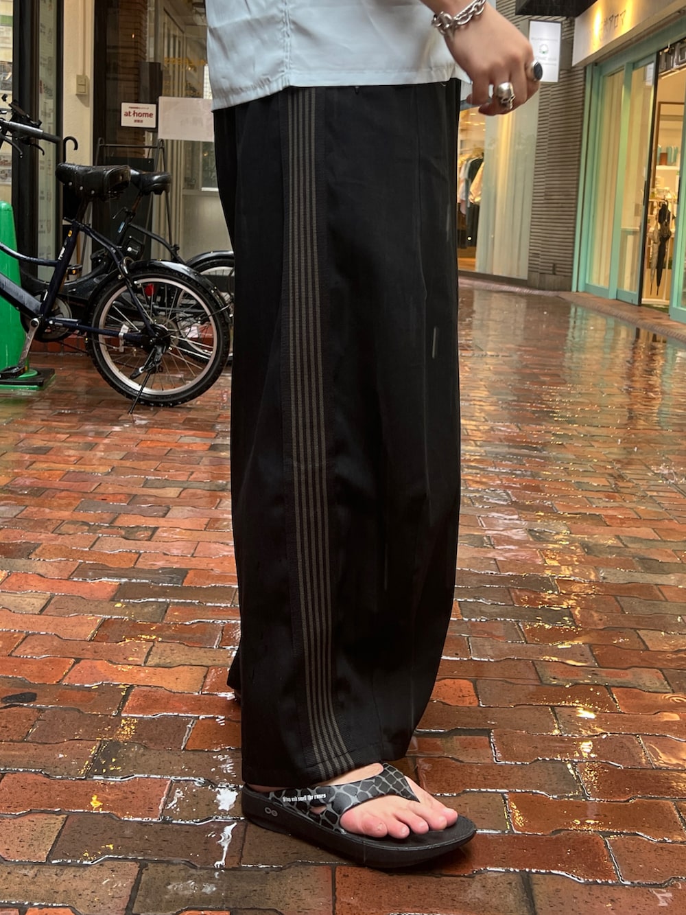 「やっぱり帽子が好き、柄シャツ、サングラス、ワイドパンツ、サンダル、シャツスタイル」｜「Needlesのアイテム（トップス、ブルー系）」を使った、胸毛王子さん（メンズ・182cm）の春コーディネートの4枚目の写真
