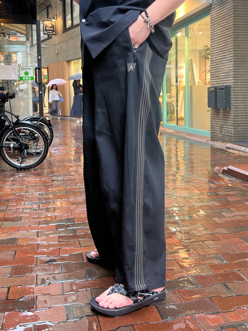 「やっぱり帽子が好き、サングラス、柄シャツ、ワイドパンツ、サンダル、シャツスタイル、ブラックコーデ」｜「Children of the discordanceのアイテム（サンダル、ブラック系）」を使った、胸毛王子さん（メンズ・182cm）の春コーディネートの4枚目の写真