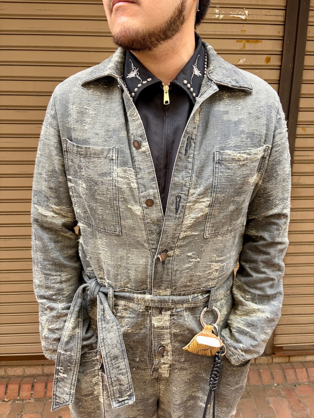 グレー系のつなぎ/オールインワン、ブラック系のその他アウター、ブラック系のスリッポンを着用したメンズの秋コーディネートの2枚目の写真