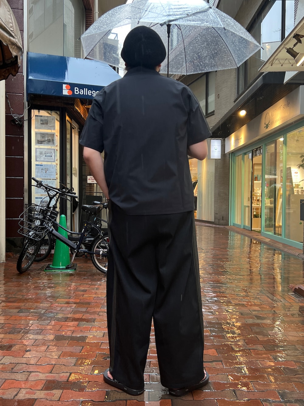 「やっぱり帽子が好き、サングラス、柄シャツ、ワイドパンツ、サンダル、シャツスタイル、ブラックコーデ」｜「Children of the discordanceのアイテム（サンダル、ブラック系）」を使った、胸毛王子さん（メンズ・182cm）の春コーディネートの3枚目の写真
