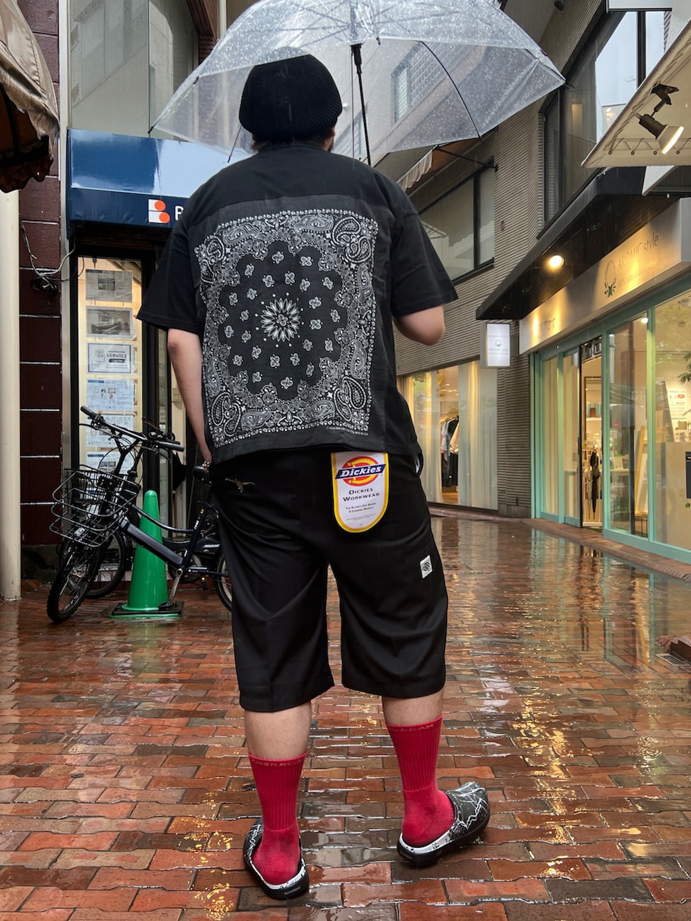 「やっぱり帽子が好き、サンダル、夏服、メガネ男子、差し色コーデ」｜「OOFOSのOOFOS x Children of the discordance / x OOcloog コラボ ウークロッグ サンダル（サンダル、ブラック系）」を使った、胸毛王子さん（メンズ・182cm）の春コーディネートの3枚目の写真