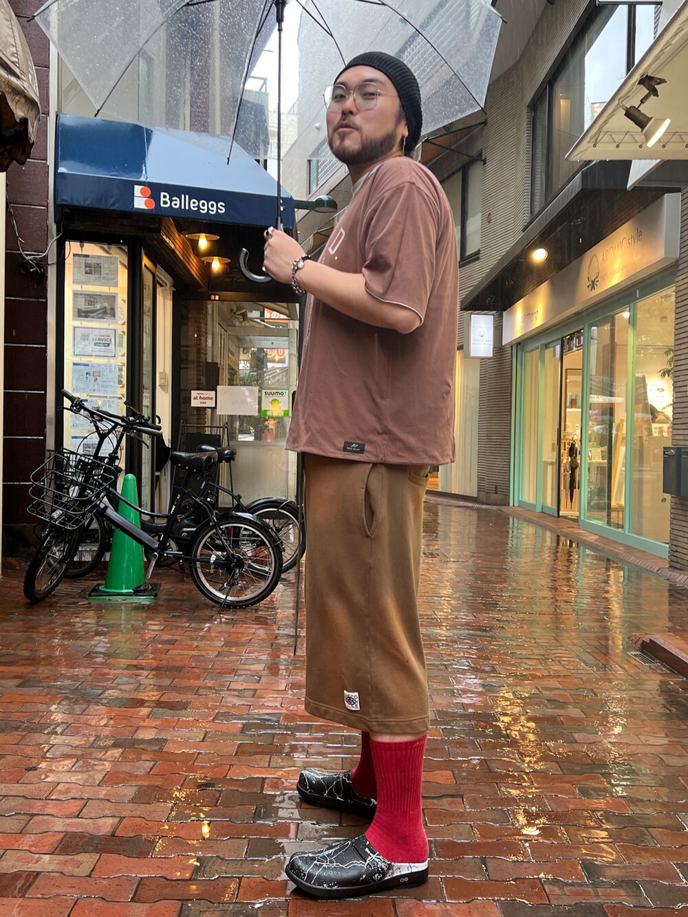 ブラウン系のトップス、グリーン系のその他パンツ、ブラック系のサンダルを着用したメンズの春コーディネートの3枚目の写真