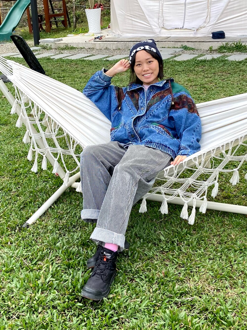 ブラック系のブーツ、ブルー系のニットキャップ/ビーニーを着用したレディースの冬コーディネートの2枚目の写真