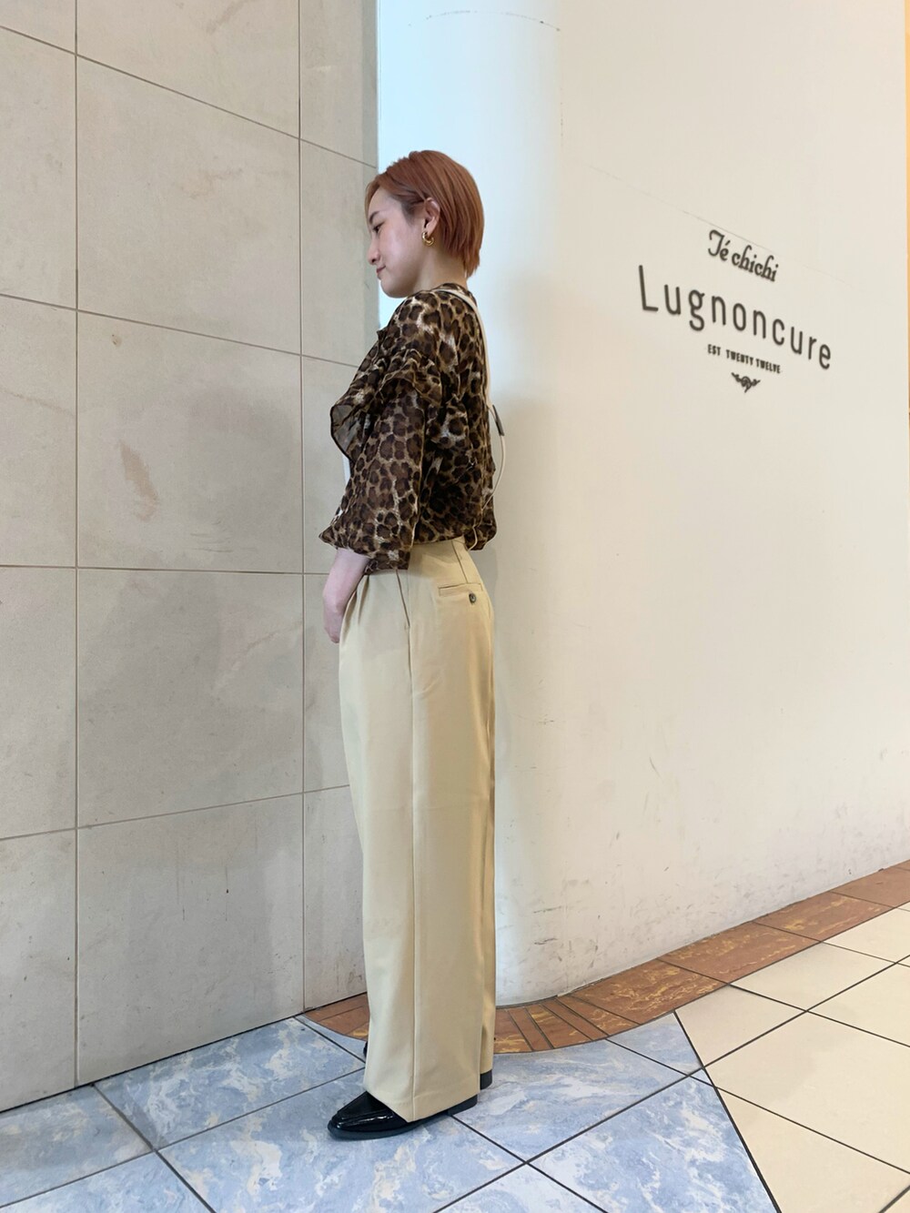 ベージュ系のシャツ/ブラウス、ベージュ系のその他パンツ、ベージュ系のサスペンダーを着用したレディースの秋コーディネートの2枚目の写真