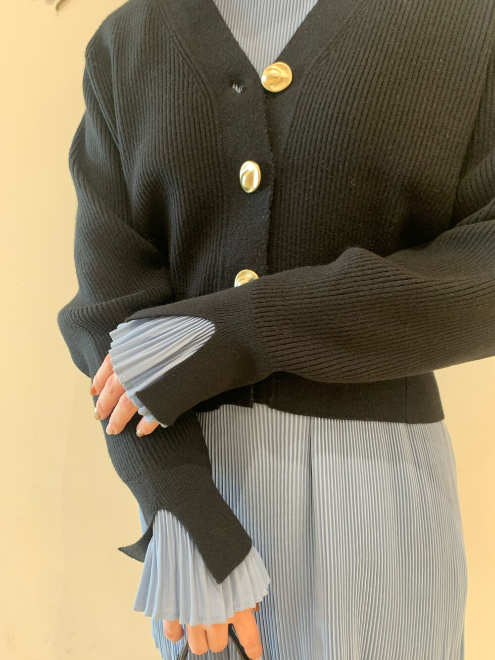 ブラック系のカーディガン/ボレロ、ブルー系のシャツ/ブラウス、ブラック系のその他パンツを着用したレディースの秋コーディネートの3枚目の写真