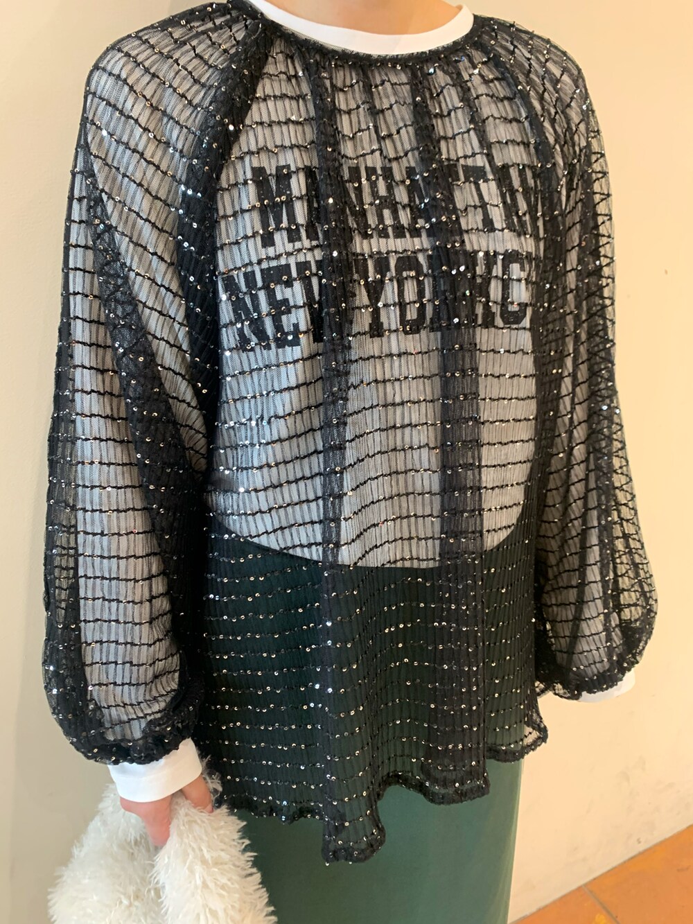 ホワイト系のTシャツ/カットソー、シルバー系のその他トップス、グリーン系のスカートを着用したレディースの秋コーディネートの4枚目の写真