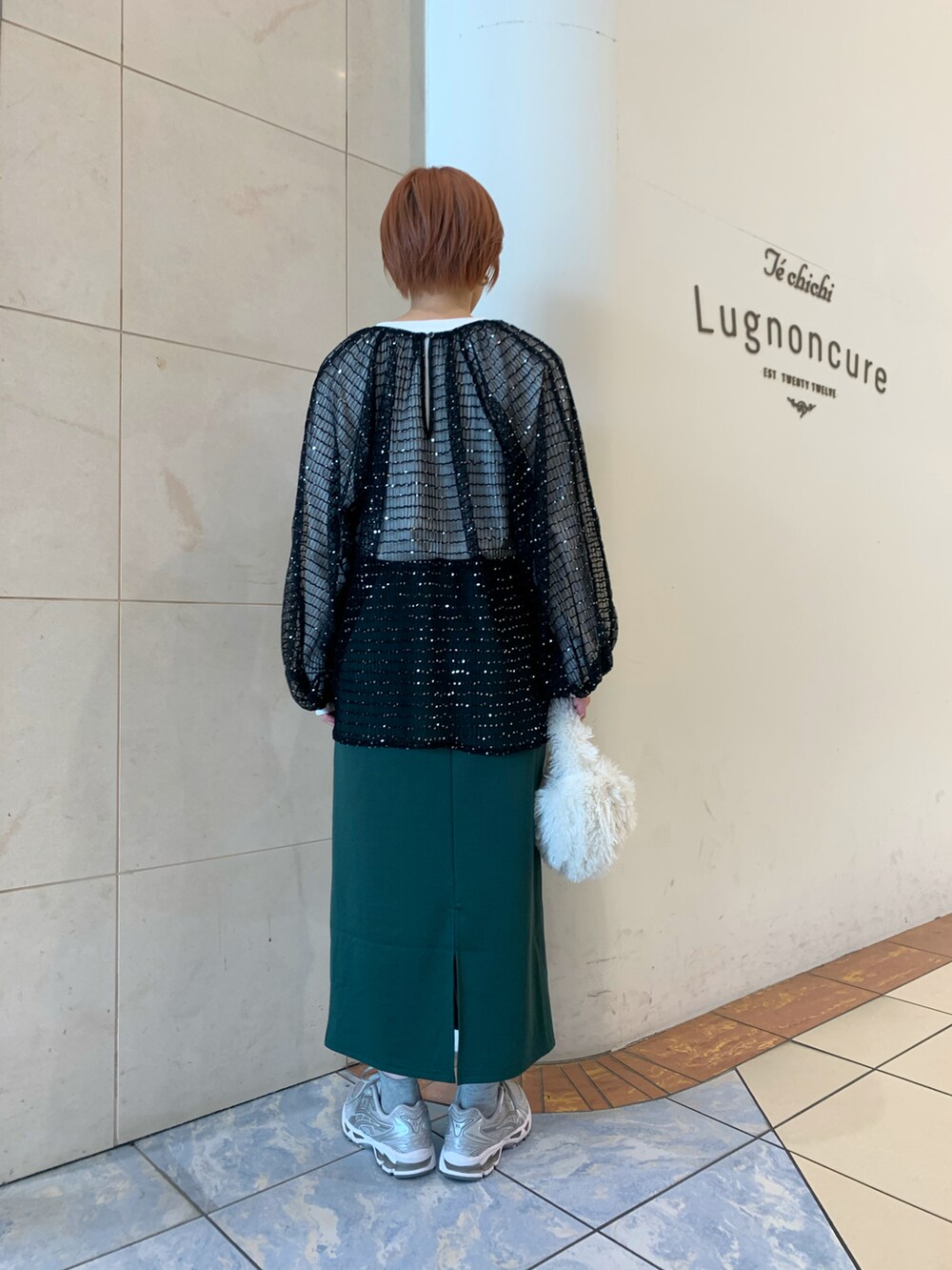 ホワイト系のTシャツ/カットソー、シルバー系のその他トップス、グリーン系のスカートを着用したレディースの秋コーディネートの3枚目の写真