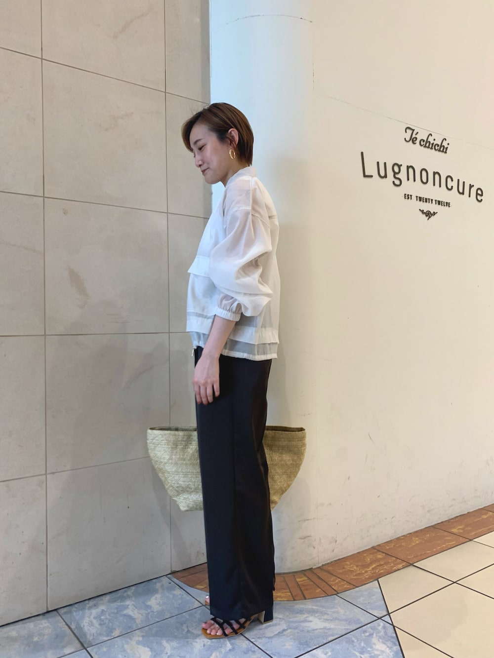 ホワイト系のニット/セーター、ホワイト系のブルゾン、グレー系のその他パンツを着用したレディースの夏コーディネートの3枚目の写真