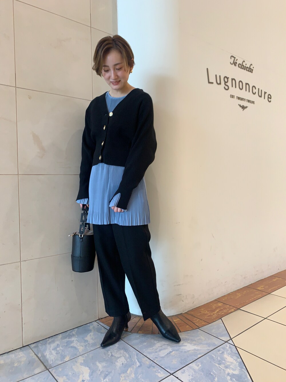 ブラック系のカーディガン/ボレロ、ブルー系のシャツ/ブラウス、ブラック系のその他パンツを着用したレディースの秋コーディネートの2枚目の写真