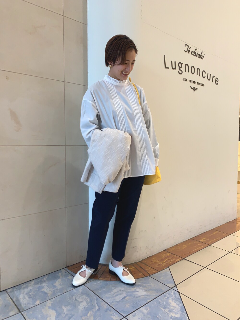 「ルノンキュール、着回しコーデ、パンツスタイル、春コーデ、お仕事コーデ、セレモニー、入学式、キレイめ、シンプルコーデ、テーパードパンツ、ストレッチパンツ」｜「Lugnoncureの柄アソートフリルブラウス（シャツ/ブラウス、ホワイト系）」を使った、カスミさん（レディース・157cm）の春コーディネートの2枚目の写真