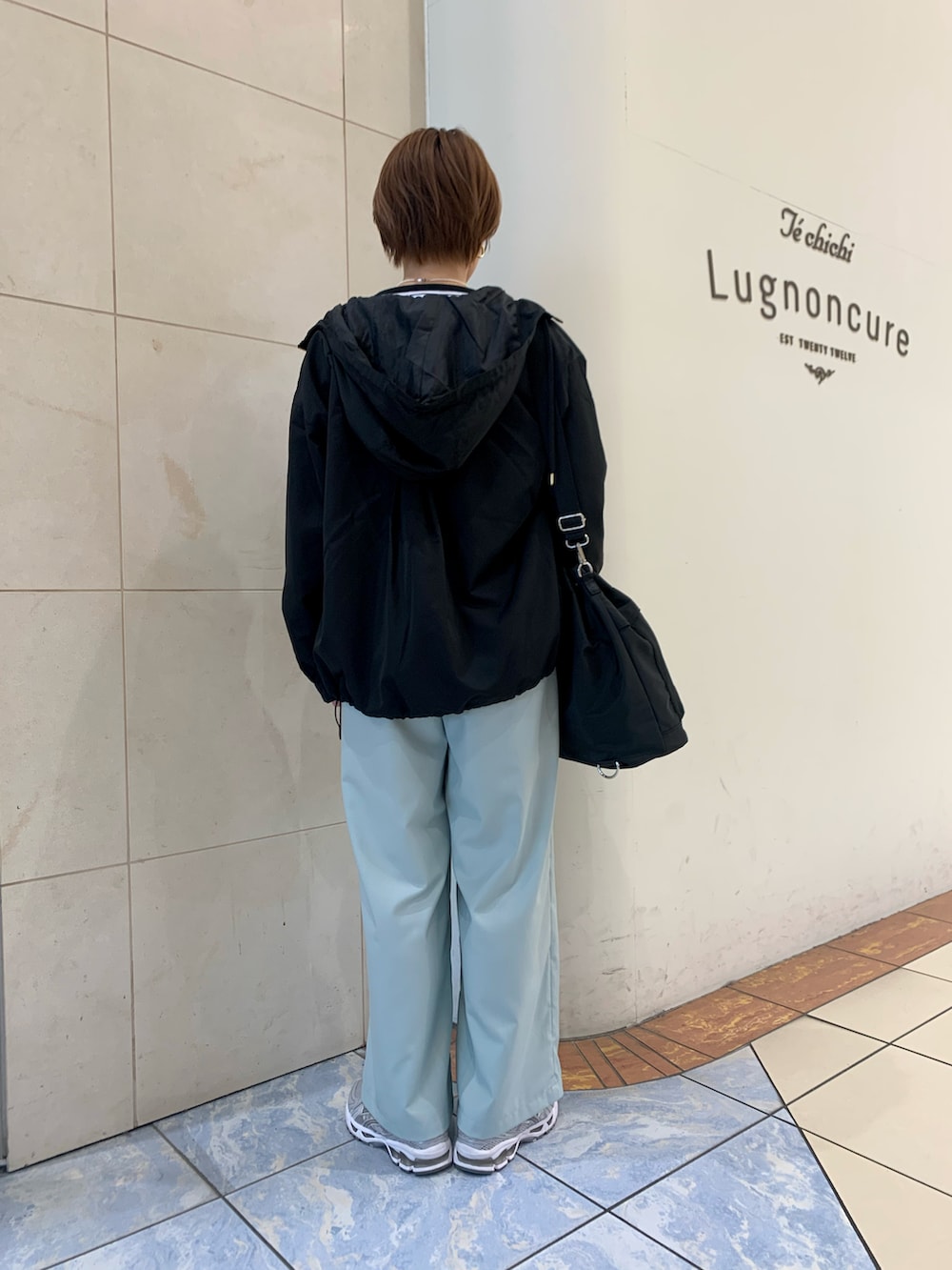 ブラック系のブルゾン、グリーン系のサロペット/オーバーオール、ホワイト系のTシャツ/カットソーを着用したレディースの春コーディネートの4枚目の写真