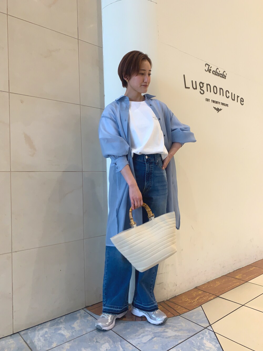 「テチチ(Te chichi)、カジュアルコーデ、お出かけコーデ、休日スタイル、デニム、春夏コーデ、大人カジュアル、シアーシャツ、シアーシャツワンピース、お花見コーデ、お花見」｜「Te chichiのDenimパンツ（ストレート）（その他パンツ、ブルー系）」を使った、カスミさん（レディース・157cm）の春コーディネートの2枚目の写真
