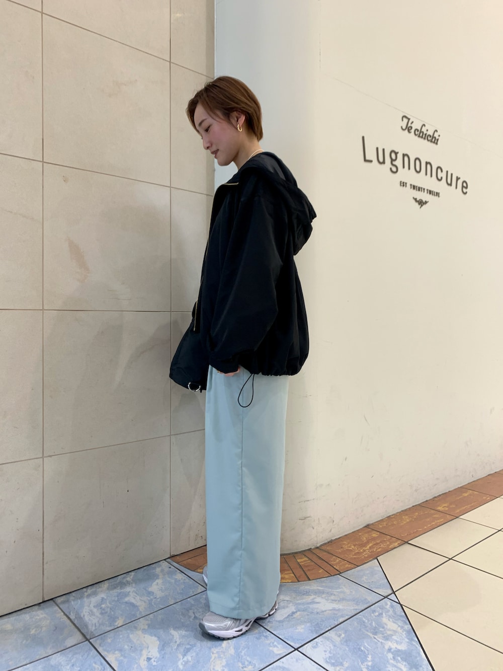 ブラック系のブルゾン、グリーン系のサロペット/オーバーオール、ホワイト系のTシャツ/カットソーを着用したレディースの春コーディネートの3枚目の写真