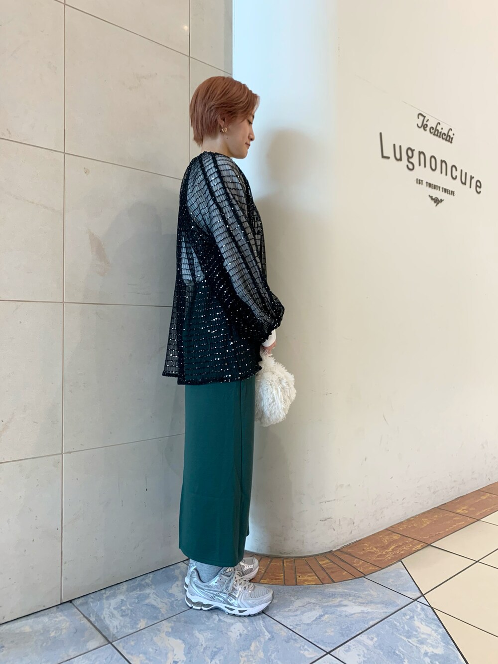 ホワイト系のTシャツ/カットソー、シルバー系のその他トップス、グリーン系のスカートを着用したレディースの秋コーディネートの2枚目の写真