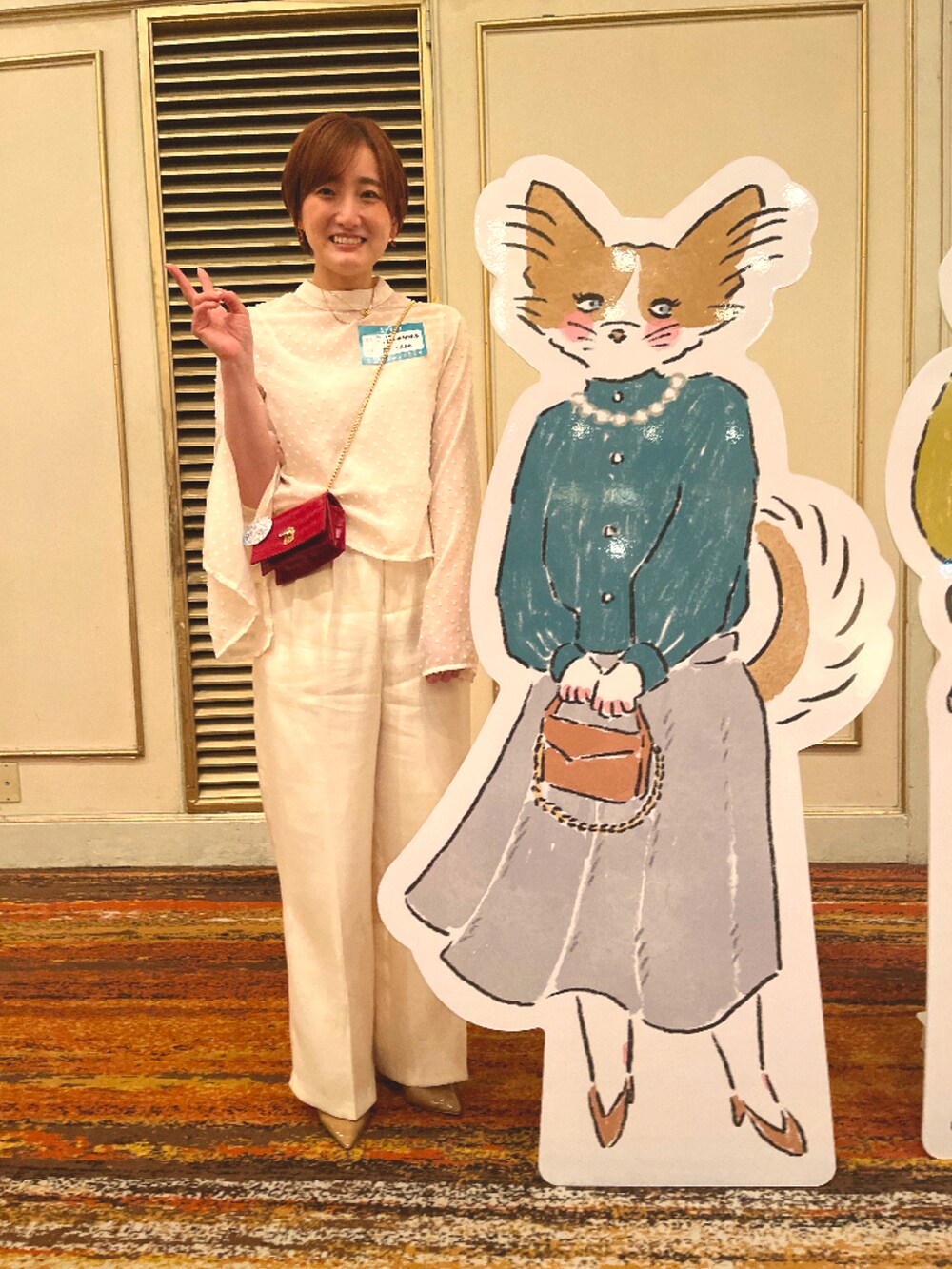 ホワイト系のその他パンツを着用したレディースの春コーディネートの2枚目の写真