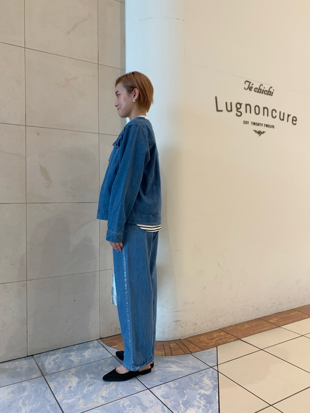 「秋っぽコーデ更新中、秋コーデ、秋服準備はじめました、秋服、ルノンキュール、デニム、セットアップ風、休日スタイル、秋先取りコーデ、お出かけコーデ」｜「Lugnoncureのノーカラーデニムジャケット（ノーカラージャケット、ブルー系）」を使った、カスミさん（レディース・157cm）の秋コーディネートの2枚目の写真