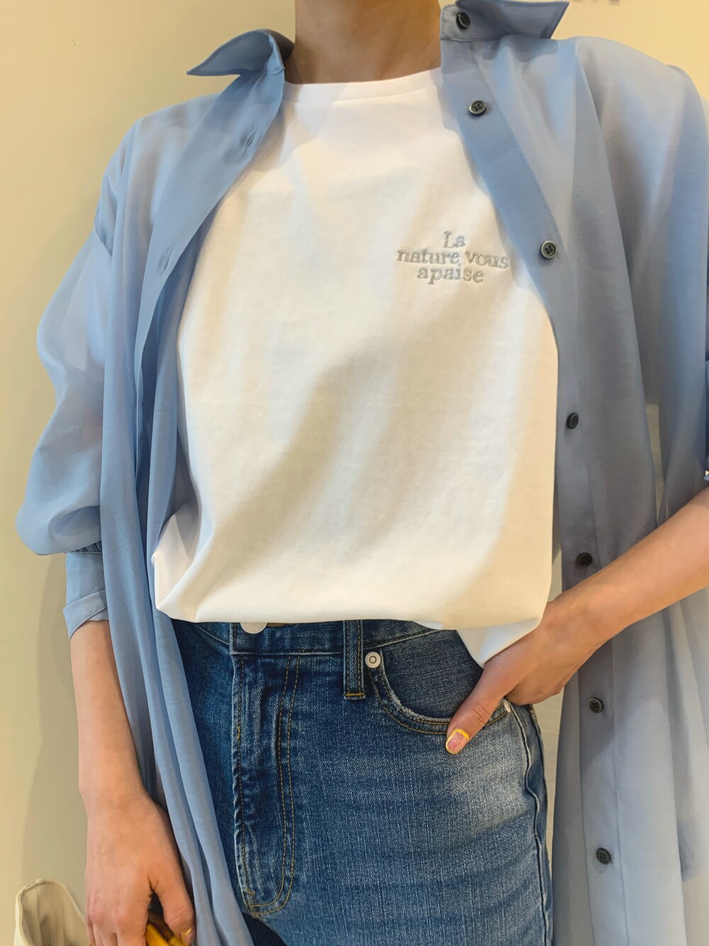 「テチチ(Te chichi)、カジュアルコーデ、お出かけコーデ、休日スタイル、デニム、春夏コーデ、大人カジュアル、シアーシャツ、シアーシャツワンピース、お花見コーデ、お花見」｜「Te chichiのDenimパンツ（ストレート）（その他パンツ、ブルー系）」を使った、カスミさん（レディース・157cm）の春コーディネートの3枚目の写真