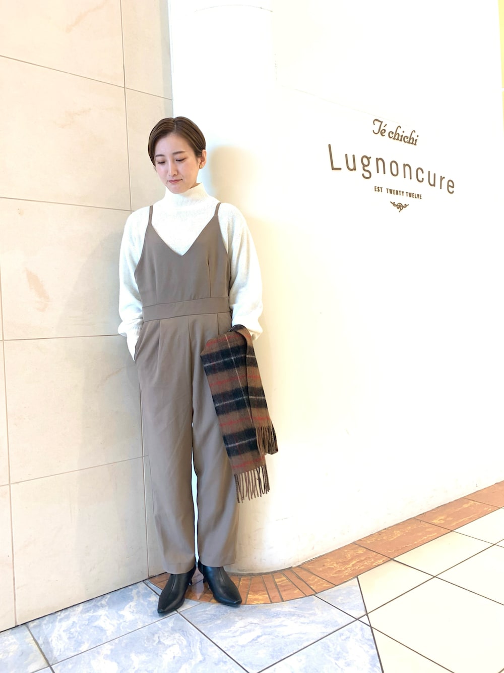 「チェック、サロペット、オールインワン、オーバーオール、きれいめカジュアル、ブラウンコーデ、テチチ(Te chichi)、オトナカジュアル、冬のコーデ」｜「Te chichiのナローストラップオールインワン（つなぎ/オールインワン、ブラウン系）」を使った、カスミさん（レディース・157cm）の冬コーディネートの2枚目の写真