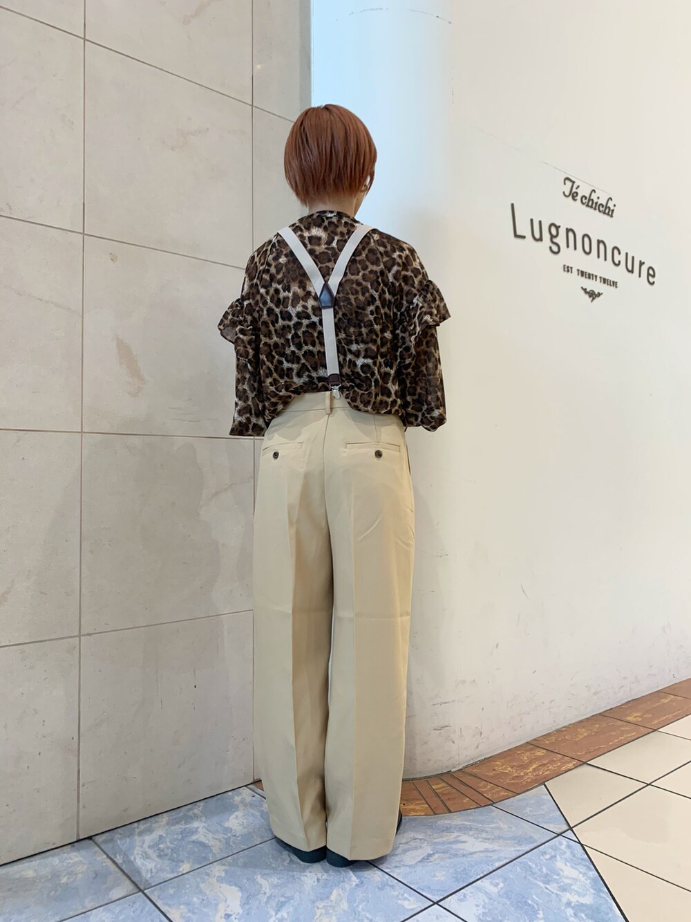 ベージュ系のシャツ/ブラウス、ベージュ系のその他パンツ、ベージュ系のサスペンダーを着用したレディースの秋コーディネートの3枚目の写真