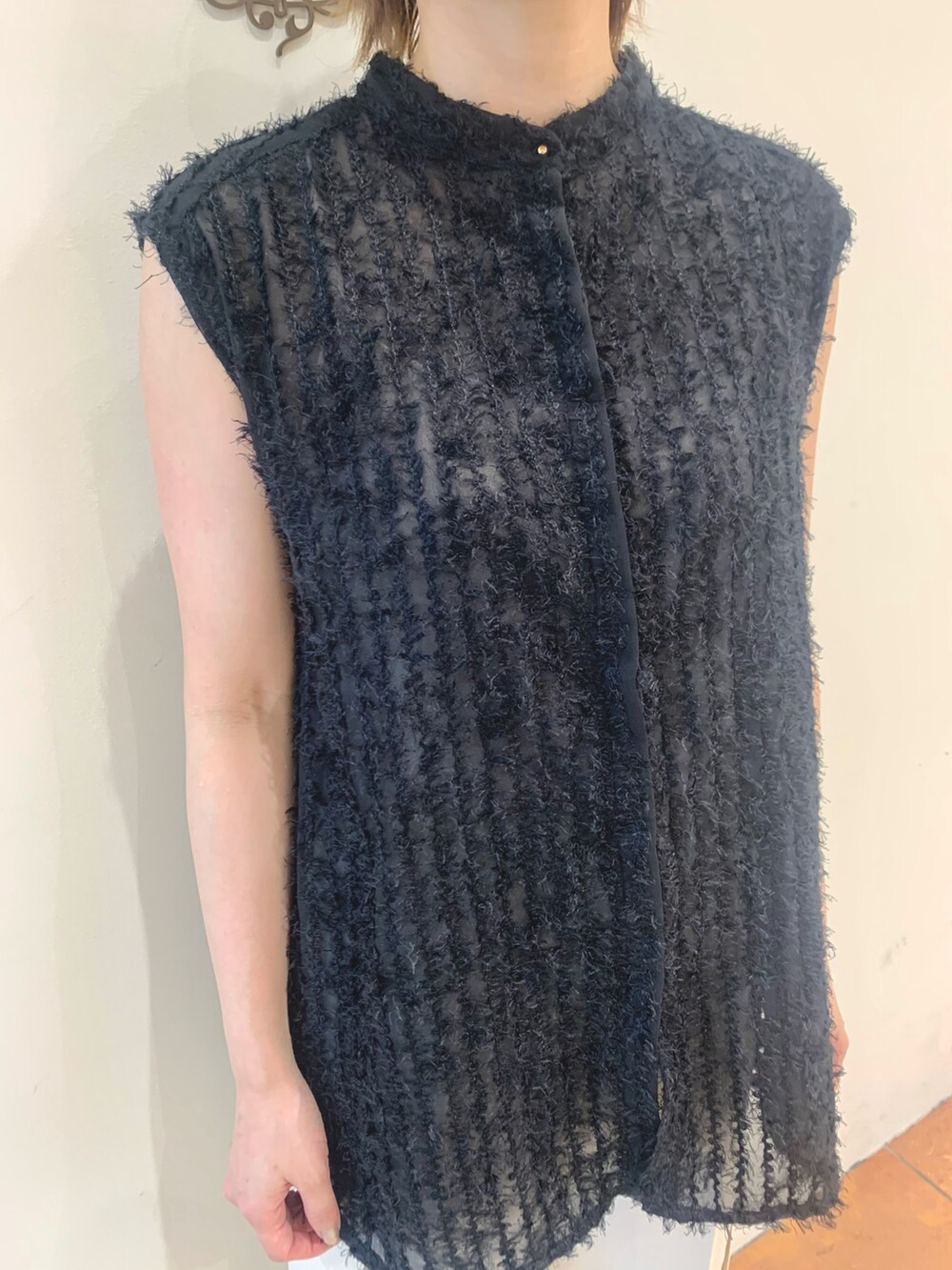 ブラック系のシャツ/ブラウス、ベージュ系のカーゴパンツ、ブラック系のサンダルを着用したレディースの夏コーディネートの2枚目の写真
