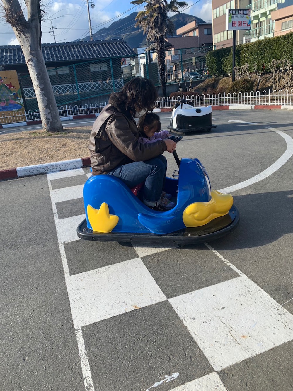 ブラウン系のミリタリージャケット、ブルー系のデニムパンツ、ブラウン系のブーツを着用したメンズの冬コーディネートの2枚目の写真