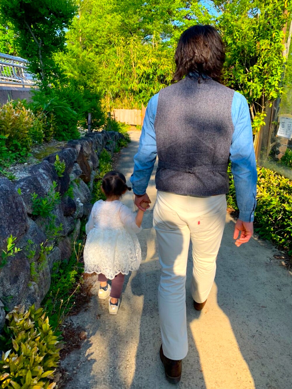 ホワイト系のその他パンツ、ブラウン系のブーツ、ブルー系のシャツ/ブラウスを着用したメンズの秋コーディネートの2枚目の写真