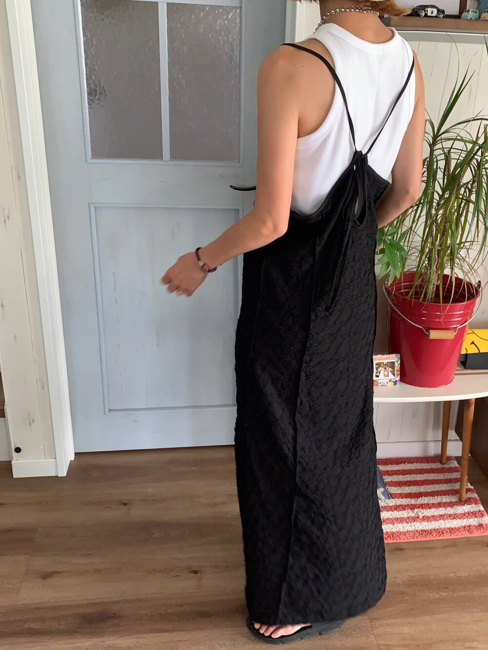 ホワイト系のタンクトップ、ブラック系のワンピースを着用したレディースの夏コーディネートの2枚目の写真