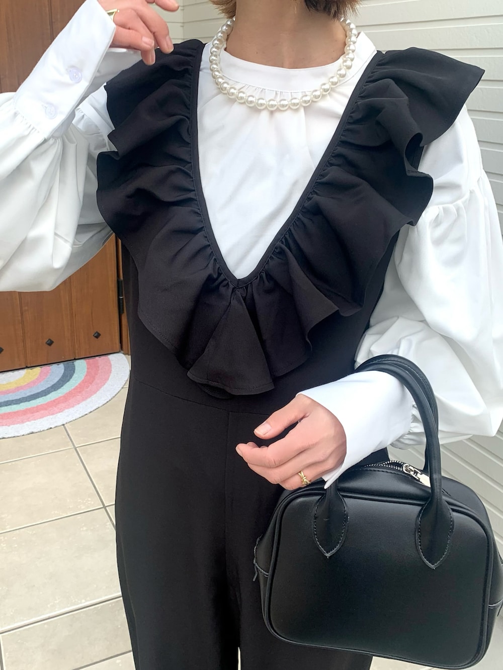 ブラック系のつなぎ/オールインワン、ホワイト系のシャツ/ブラウスを着用したレディースの冬コーディネートの3枚目の写真