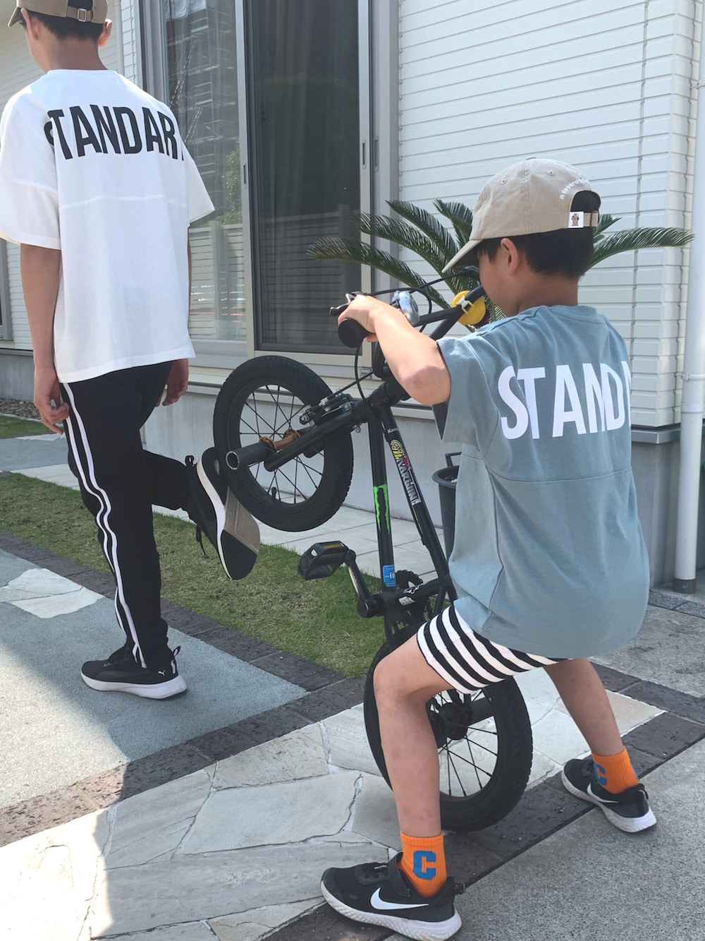 グレー系のTシャツ/カットソーを着用したレディースの春コーディネートの3枚目の写真