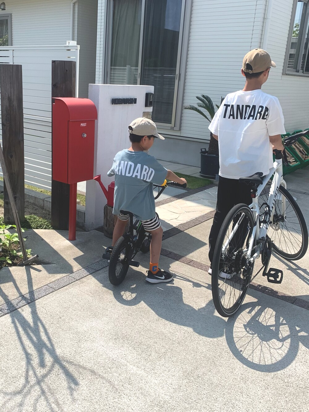 グレー系のTシャツ/カットソーを着用したレディースの春コーディネートの2枚目の写真