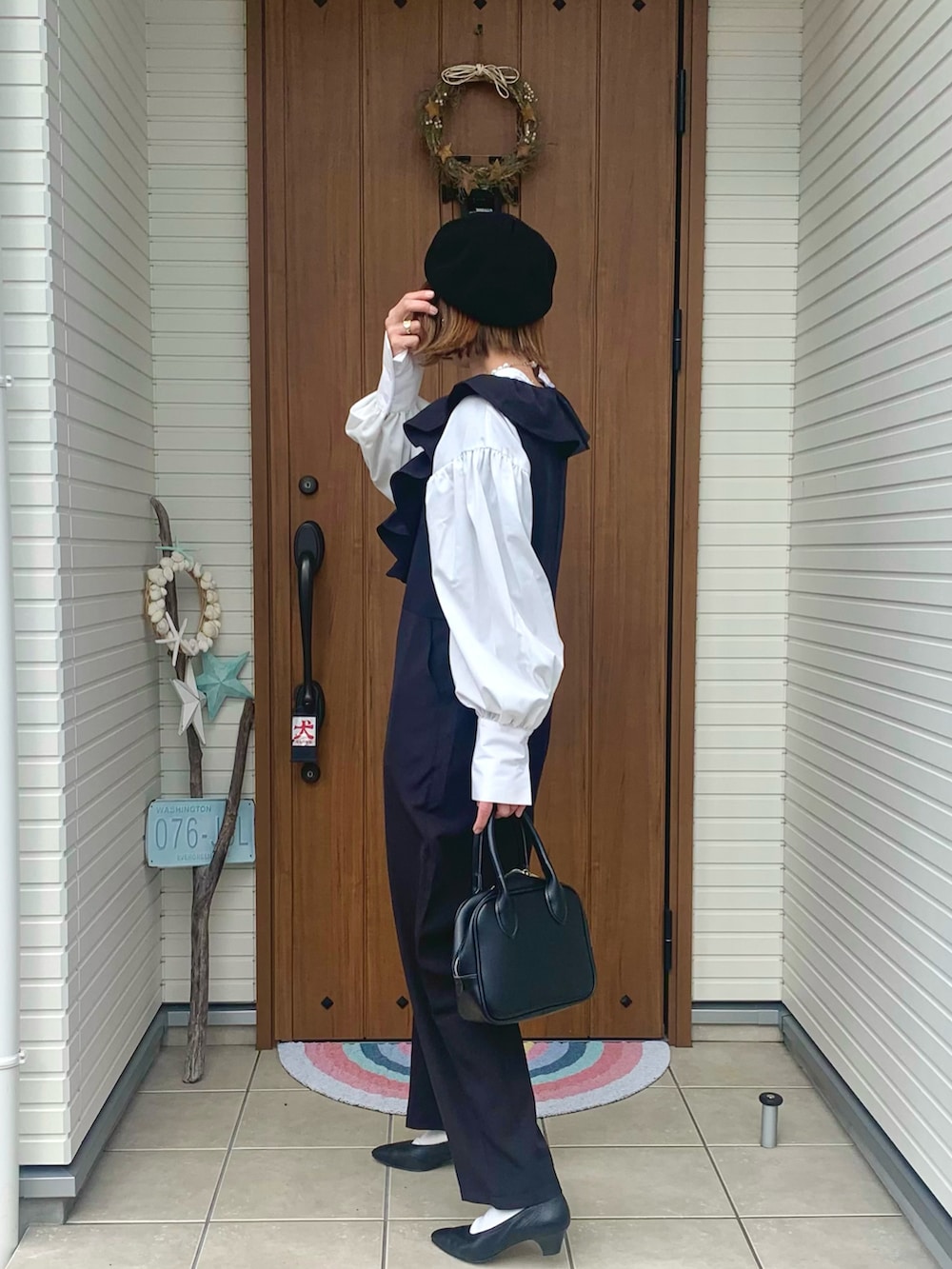 ブラック系のつなぎ/オールインワン、ホワイト系のシャツ/ブラウスを着用したレディースの冬コーディネートの2枚目の写真