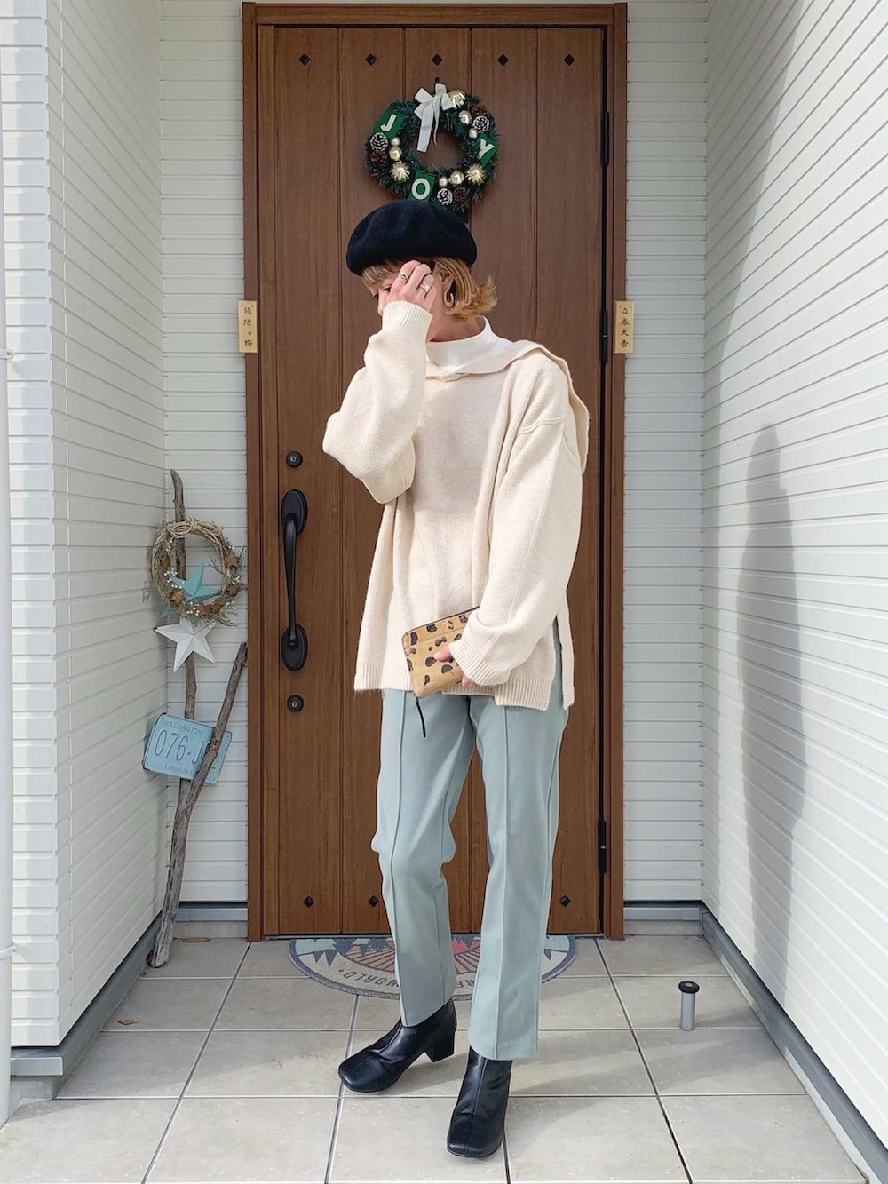 ホワイト系のニット/セーター、グリーン系のその他パンツを着用したレディースの冬コーディネートの2枚目の写真