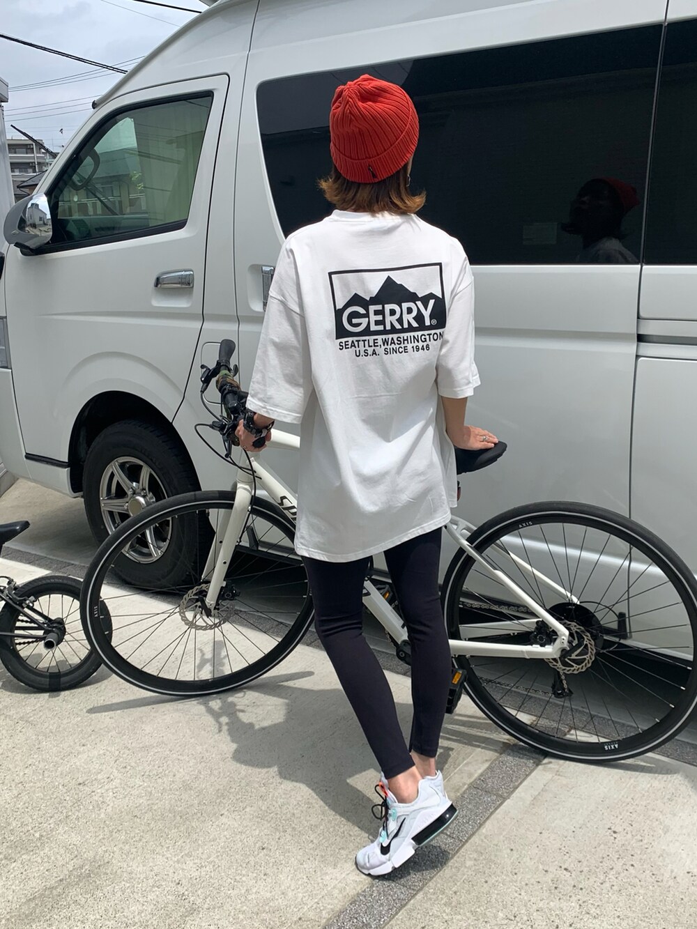 ホワイト系のTシャツ/カットソーを着用したレディースの春コーディネートの2枚目の写真