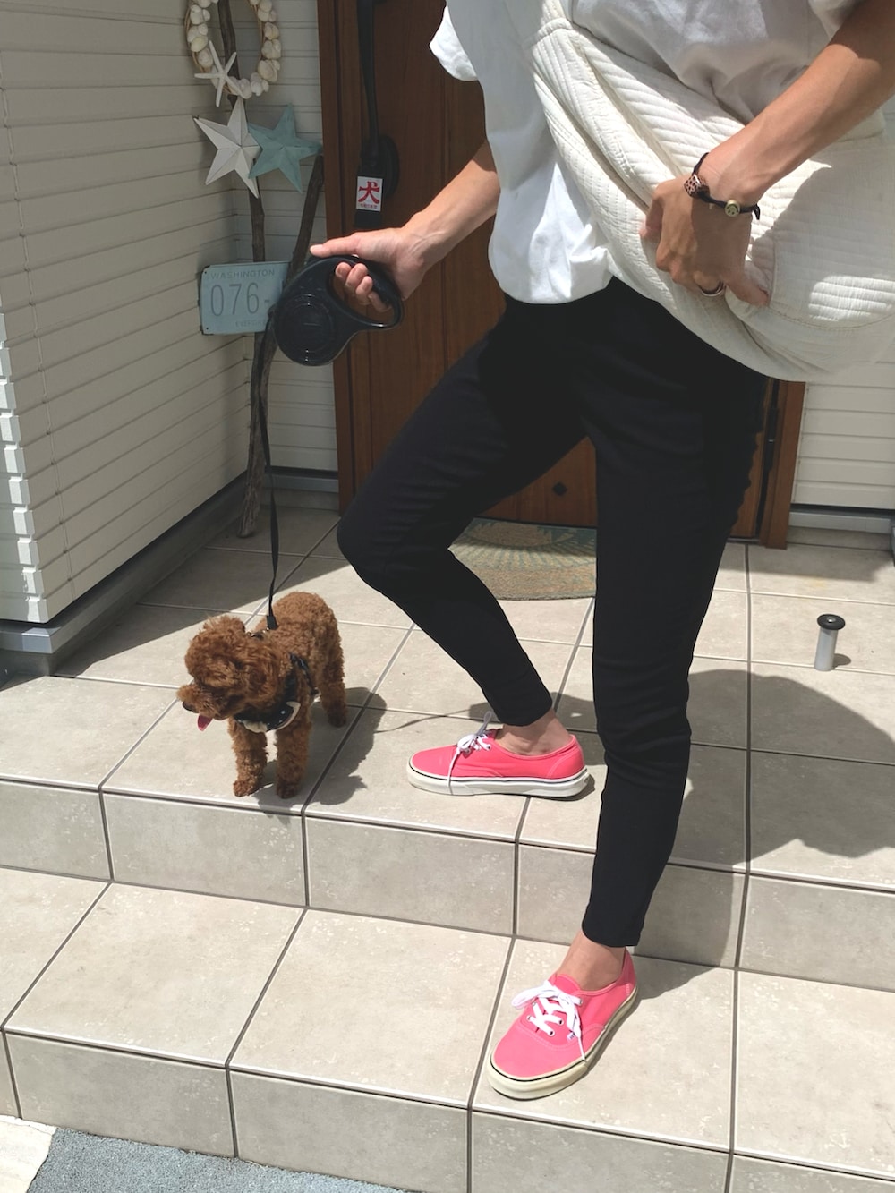 ホワイト系のTシャツ/カットソー、ピンク系のスニーカー、ブラック系のその他パンツを着用したレディースの秋コーディネートの3枚目の写真
