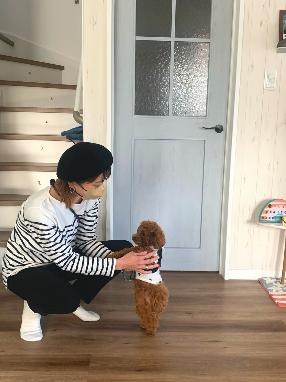 ブラック系のパンツ、その他のTシャツ/カットソーを着用したレディースの春コーディネートの2枚目の写真