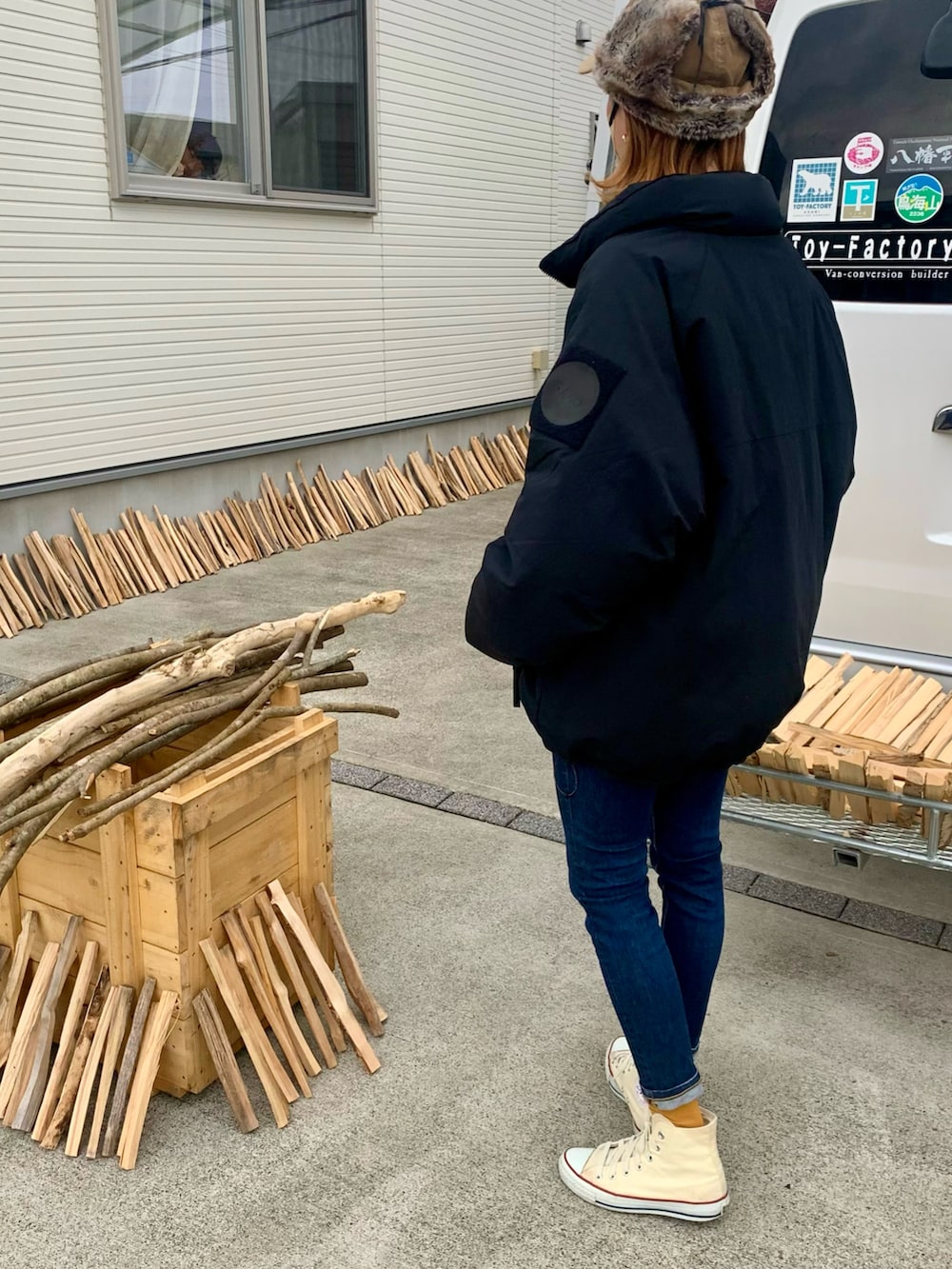 ブラック系のダウンジャケット/コートを着用したレディースの秋コーディネートの2枚目の写真