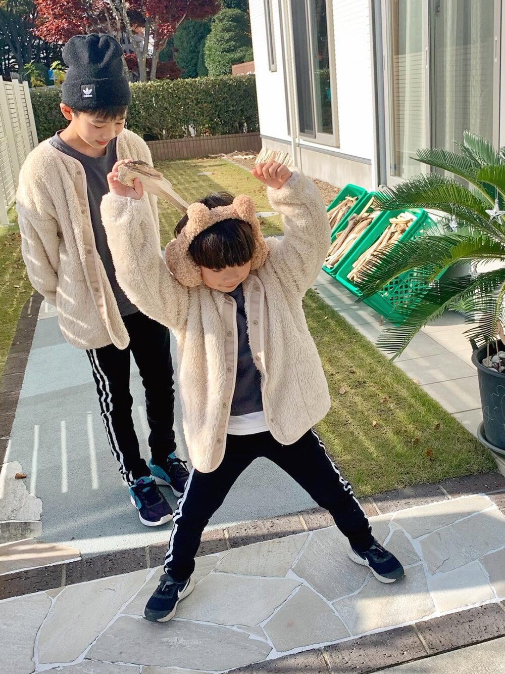 ベージュ系のブルゾン、ブラック系のパンツを着用したレディースの秋コーディネートの2枚目の写真