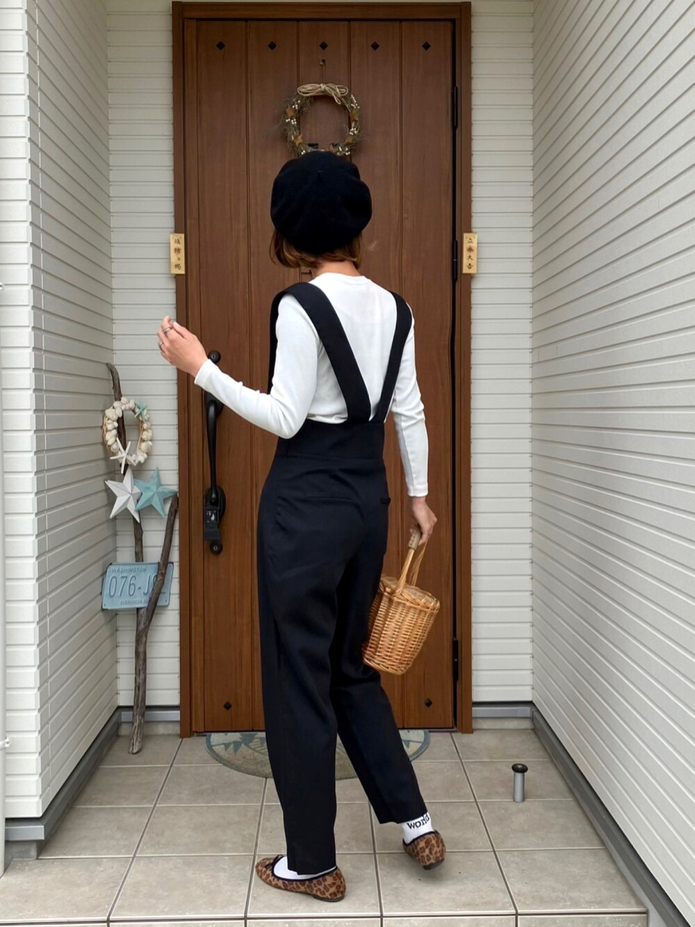 ブラック系のサロペット/オーバーオールを着用したレディースの春コーディネートの2枚目の写真